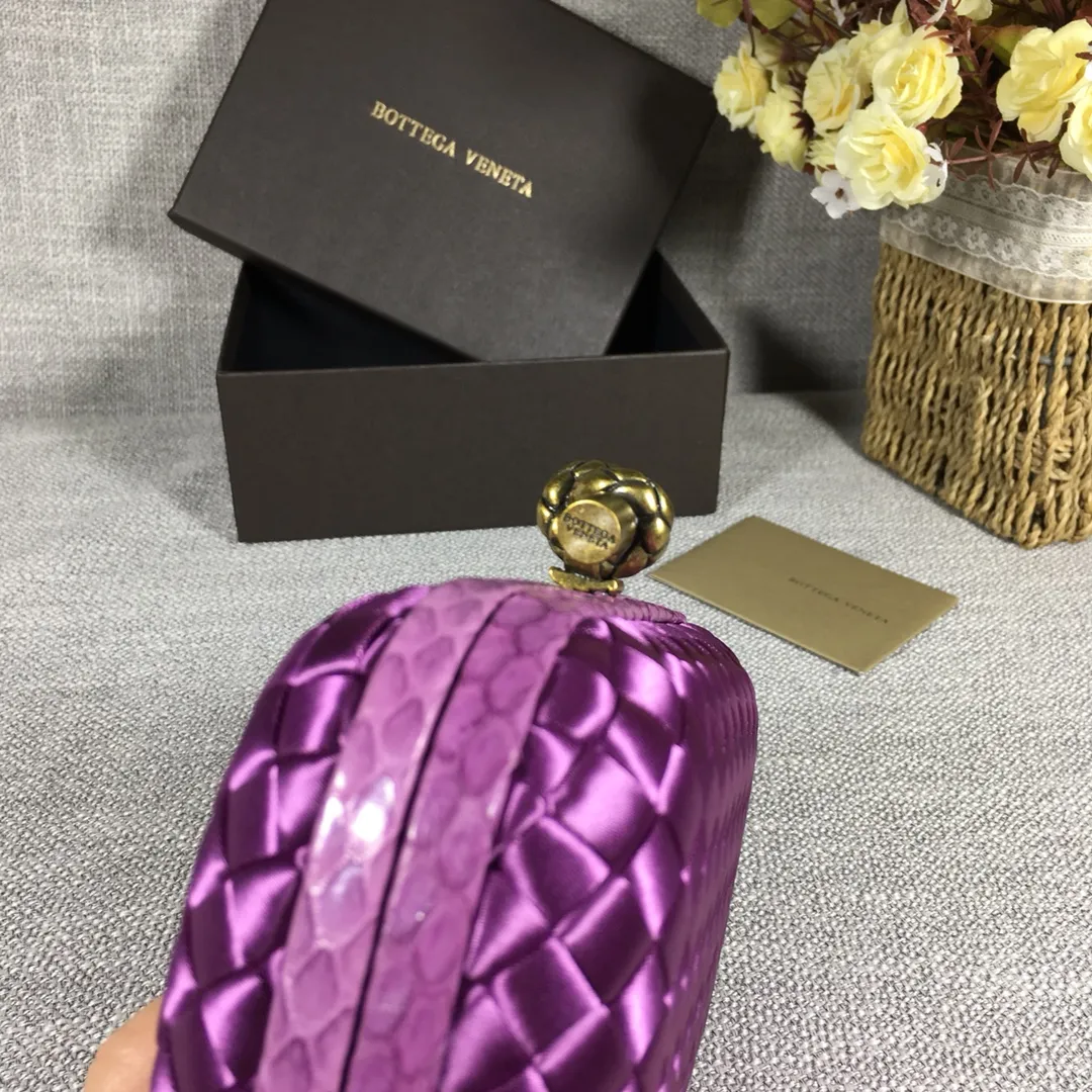 8651 Small Classic Dinner Bag ~~~Snake leather with ribbon ~~~Dense and slippery, not easy to fluff, can hold a small iPhone! Size: 16.5cm*10.5cm*6cm